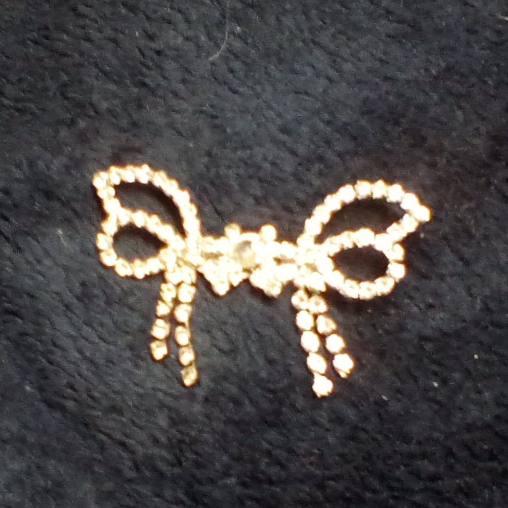Pretty rhinestone bow pin